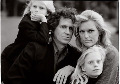 Kone og barn: Norsk�ttede Patti Hansen og d�trene Alexandra og Theodora. Richards kaller dem de sm� vikingene mine. Foto: Annie Leibovitz.