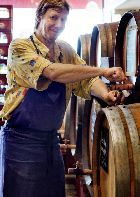 VINBAR: Le Baron Rouge har eksistert i 30 �r, her f�r du vin fra fat og �sters i helgene. Foto: Mette M�ller