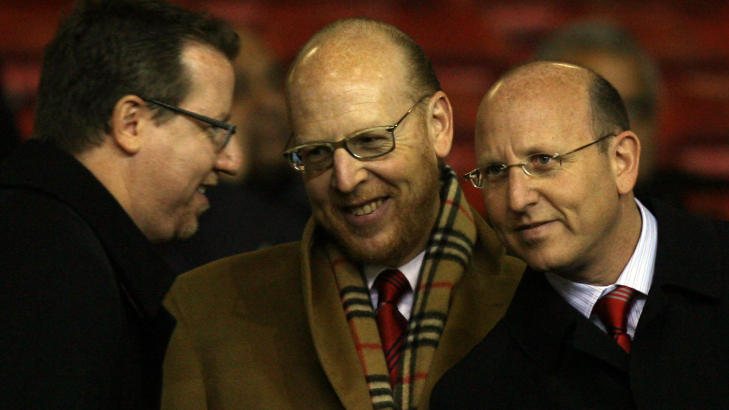 HVA P�NSKER DE P�?: Glazer-familien skal slette 2,1 milliarder i gjeld, men hvordan? Det er sp�rsm�let United-supporterne stiller seg. Her er Joel Glazer (til venstre), Avram Glazer og  Bryan Glazer p� Old Trafford.Foto:  (AP Photo/Jon Super, File)