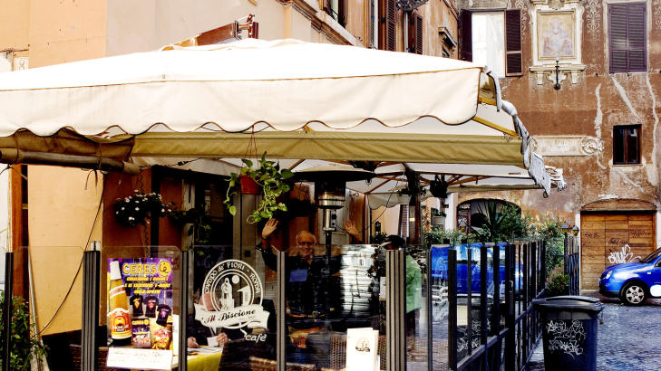 SPISE UTE: Frokosten inntas p� fortausrestauranten rundt hj�rnet. Foto: Elisabeth Sperre Alnes