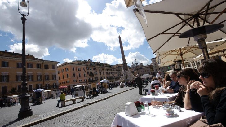 ESPRESSO: Kaffe ute p� Piazza Navona, bare et par minutter fra B&B Campo de' Fiori. Foto: AFP/ ALBERTO PIZZOLI