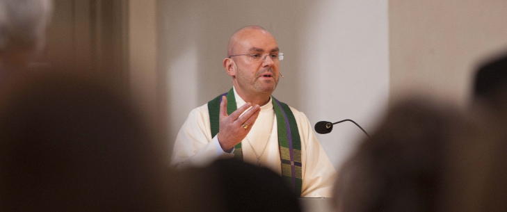  FOLKEPRESTEN : Sogneprest Einar Gelius da han talte til menigheten sin i V�lerenga kirke for f�rste gang etter sexbok-oppslagene. Der ble han tatt vel imot. FOTO: PER FL�THE