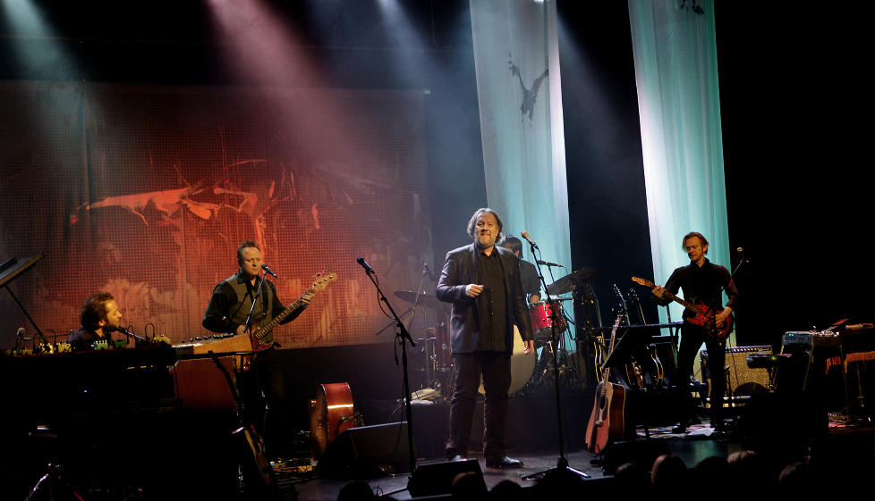 HARDT OG FINTF�LENDE: Lier-bosatte Bj�rn Eidsv�g praktisk talt p� hjemmebane i Drammens Teater i kveld, flankert av sitt glimrende band. Fra venstre David Wallum�rd (tangenter), Bj�rn Holm (bass), Anders Engen (trommer, delvis skjult) og gitarminimalisten Geir Sundst�l. Foto: ERLING H�GELAND/Dagbladet