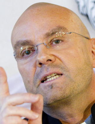 - Einar Gelius har ikke s�kt permisjon