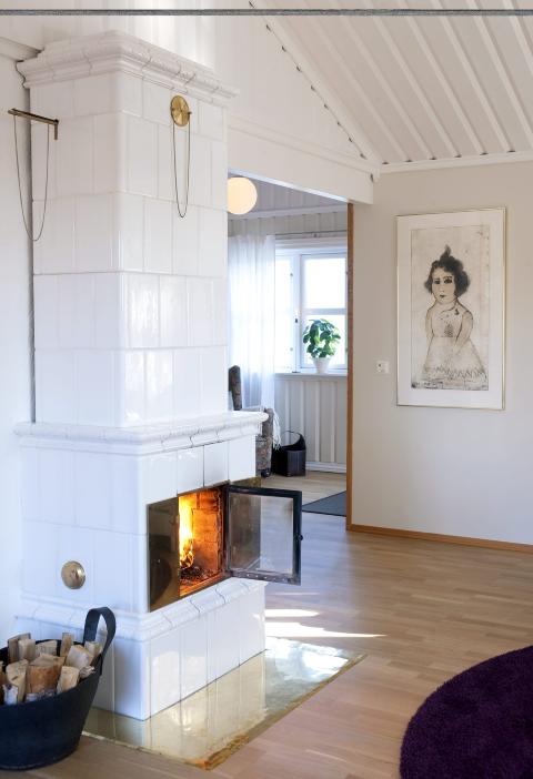 FLAMMEKASTER: Kakkelovnen fra Børge Bostrøm i Karlstad hadde familien fra før, og den har en større glassdør enn vanlig. Nå kommer den til sin rett! Foto: Espen Grønli FLAMMEKASTER: Kakkelovnen fra Børge Bostrøm i Karlstad hadde familien fra før, og den har en større glassdør enn vanlig. Nå kommer den til sin rett! Foto: Espen Grønli
