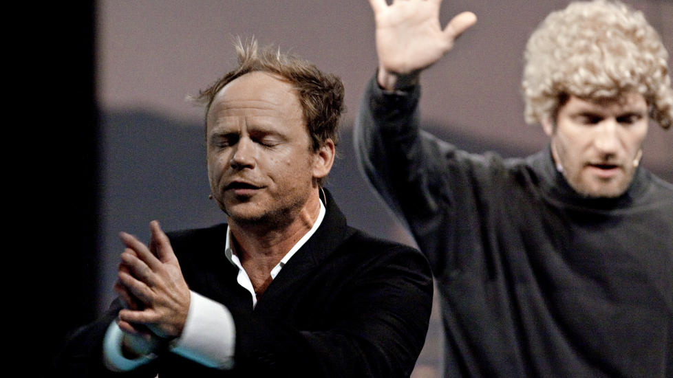 G�R I FAKKELTOG: Harald Eia og B�rd Tufte Johansens sketsjer om kvinner med u�nsket atferd ved egen omsorg i �Storbynatt�. I kveld arrangerer de fakkeltog og oppfordrer folk som sliter til � delta.  Foto: Lars Eivind Bones / Dagbladet.