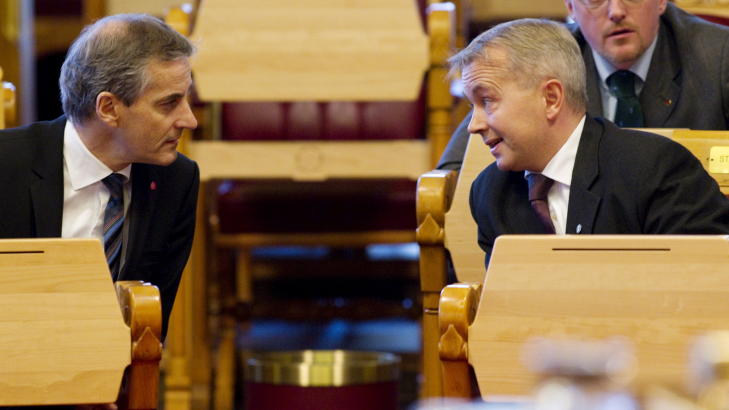 HOLDER FELLES PRESSEKONFERANSE: Utenriksminister Jonas Gahr St�re (Ap) og Knut Storberget (Ap). 
Foto: Heiko Junge / Scanpix