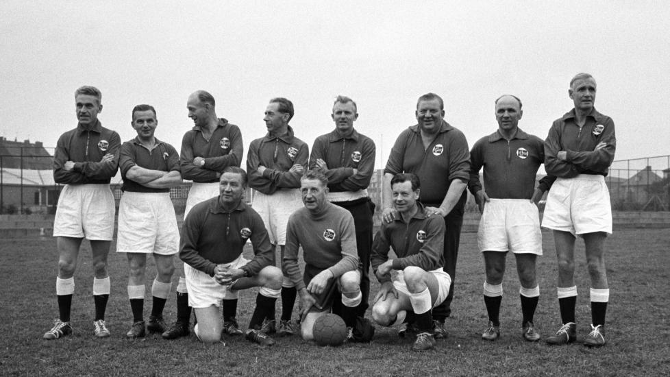 FOTBALLHISTORIE: Bronselaget, det norske fotball-landslaget som tok bronse i olympiske leker i 1936, her foreviget mange �r seinere, er utf�rlig omtalt i boka �Vi er best i verden�. Foto:  AKTUELL /  Scanpix