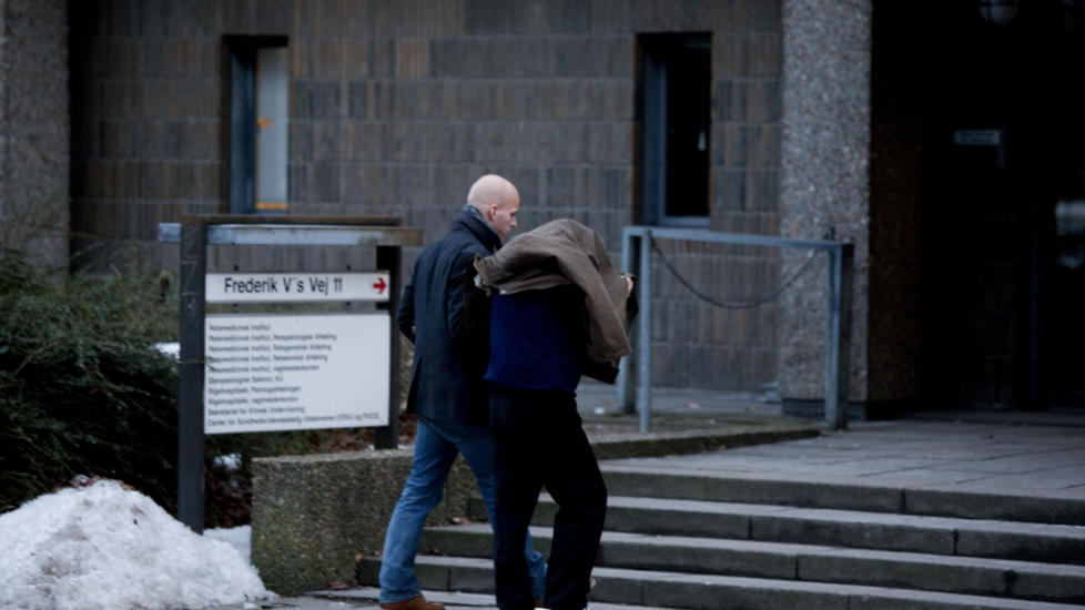  D�MT FOR DRAP TIDLIGERE:  Den n� 59 �r gamle drapstiltalte rumeren blir f�rt inn til Retsmedisinsk Institut i K�benhavn 4. mars i fjor. FOTO: SCANPIX.