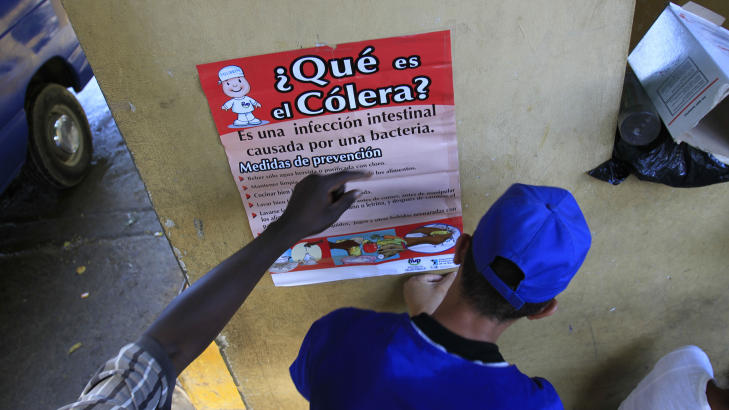 GRENSEADVARSEL: Helsemyndighetene i Den dominikanske republikk henger opp plakater med advarsel mot kolera ved grensen mot Haiti, her i byen Dajaban. FOTO: ERIKA SANTELICESA, AFP/SCANPIX. GRENSEADVARSEL: Helsemyndighetene i Den dominikanske republikk henger opp plakater med advarsel mot kolera ved grensen mot Haiti, her i byen Dajaban. FOTO: ERIKA SANTELICESA, AFP/SCANPIX.