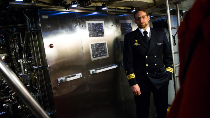 SJEF I DYPET: Oliver Marr har vært kaptein på U-33 siden 2008. De anonyme panelene bak ham dekker ubåtens viktigste teknologiske fortrinn: AIP-systemet bestående av brenselceller som kan gi strøm i ukesvis i dypet. Foto: Håkon Eikesdal SJEF I DYPET: Oliver Marr har vært kaptein på U-33 siden 2008. De anonyme panelene bak ham dekker ubåtens viktigste teknologiske fortrinn: AIP-systemet bestående av brenselceller som kan gi strøm i ukesvis i dypet. Foto: Håkon Eikesdal
