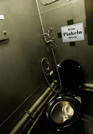 HIGH TECH: Også det aller mest nødvendige er oppgradert i U-33, oppfordringen er likevel klar: Sitt når du tisser!. Foto: Håkon Eikesdal HIGH TECH: Også det aller mest nødvendige er oppgradert i U-33, oppfordringen er likevel klar: Sitt når du tisser!. Foto: Håkon Eikesdal