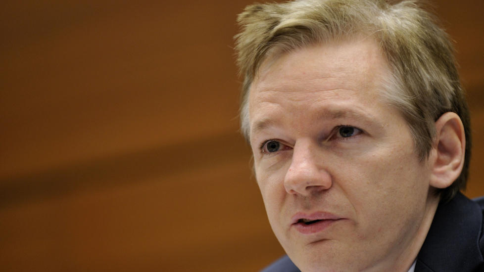 I STORBRITANNIA: Wikileaks-gr�nder Julian Assange kan bli etterlyst for blant annet voldtekt. Foto: AFP Photo/Fabirce Coffrini/Scanpix