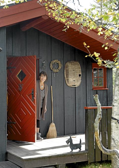 I ALL ENKELHET: Stedet har beholdt den primitive og enkle sjarmen, mener Birgit. Vann m� fortsatt hentes, og solcellepanelet forsyner hytta med str�m til pumper og leselys. FOTO: Frode Larsen