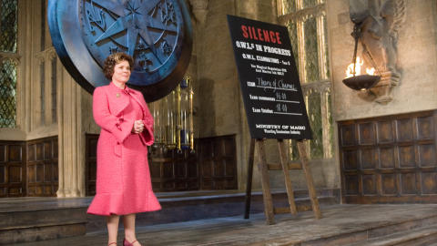 STR�LENDE: Imelda Staunton storspilte som inkvisitoren Dolores Umbridge i �Harry Potter og F�niksordenen�, men politisk satire er verken forfatter Rowlings eller filmenes sterke side.