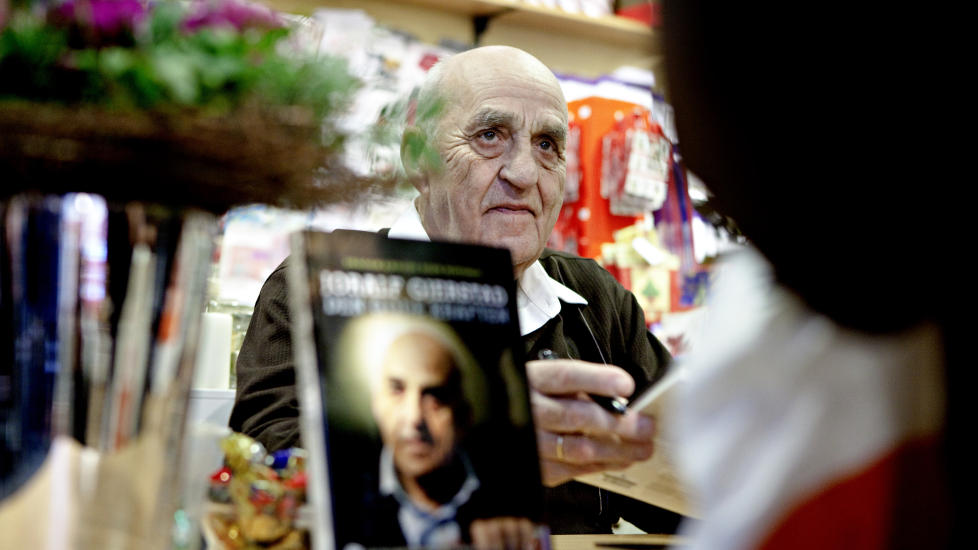 GAVEMILD: Joralf Gjerstad og kona Signe har bestemt seg for � gi pengene fra er boksalget av �Den gode kraften� til barn og barnebarn. Foto: Lars Eivind Bones / Dagbladet