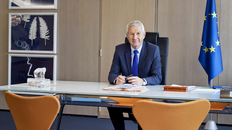 Lyst og nordisk: Thorbj�rn Jagland har innredet sitt nye kontor i Strasbourg med nordiske m�bler. Skrivebordet er dansk.