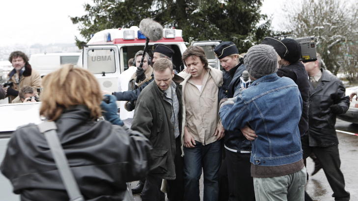 BILDER FRA INNSPILLINGEN: Kåre Conradi spiller Jonas Wergeland i «Erobreren». Her blir han arrestert for mordet av kona. Foto: Erling Hægeland BILDER FRA INNSPILLINGEN: Kåre Conradi spiller Jonas Wergeland i «Erobreren». Her blir han arrestert for mordet av kona. Foto: Erling Hægeland