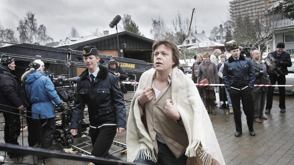 P� SETTET:  K�re Conradi har hovedrollen som Jonas Wergeland i NRK sin dramaserie �Erobreren�. Det kan bli statskanalens siste storproduksjon. Foto: Erling H�geland