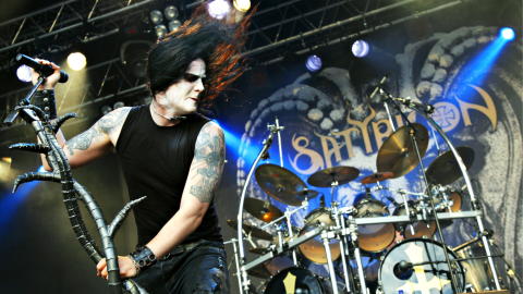 HARDSL�ENDE: Det h�res neppe sannsynlig ut, men metalbandet Satyricon var representert p� MGP-scenen i Larvik i kveld. En bit av gruppas trommestikke er sydd inn i Minnie-Ohs sceneantrekk.  Foto: Anders Gr�nneberg/Dagbladet