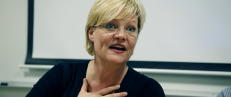 Drammen, 20100323:  Kunskapsminister Kristin Halvorsen bes�ker H�gskolen i Buskerud i forbindelse med den store l�rersatningen GNIST. Foto: Jacques Hvistendahl / Dagbladet