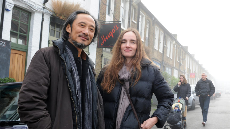 KONA OVERSETTER: Ma Jian (57) m�tte kona Flora Drew (42) da hun laget et TV-program om ham i 1997. N� har de fire barn sammen, og hun jobber som hans oversetter og tolk. Foto: KEITH HAMMETT