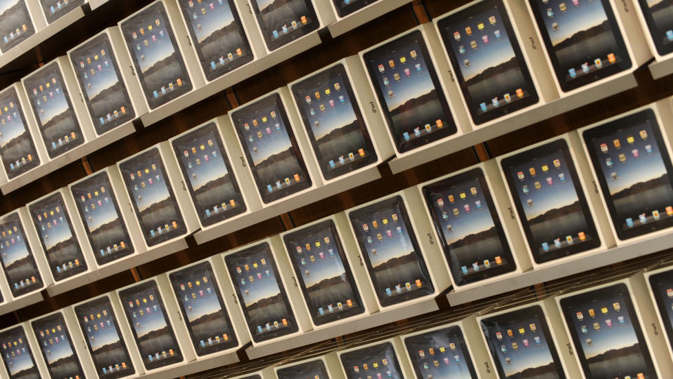 SNART TIL NORGE: Snart kommer iPad i vanlig salg i Norge. Vi vet at nettbrett utl�ser betalingsvilje, men gj�r de det for redaksjonelle nyheter? Foto: SCANPIX