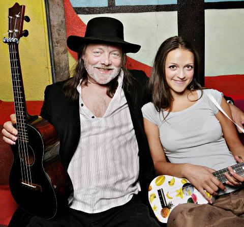 ARTISTFAMILIE: B�de Lillebj�rn og Siri Nilsen er artister med strengeinstrumenter som levebr�d. Foto: Kristian Ridder-Nielsen/Dagbladet