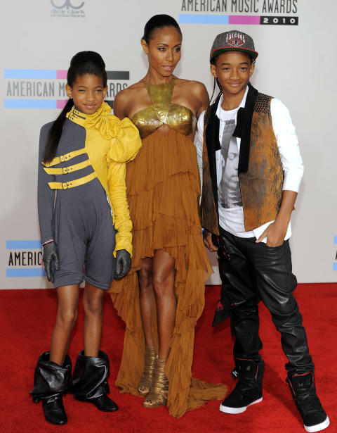 SAMMEN MED MOR: Willow Smith sammen med mamma Jada Pinkett Smith og broren Jaden Smith. Willow (10) har f�tt mye oppmerksomhet som artist denne h�sten, og skilte seg ut p� den r�de l�peren under nattas prisutdeling. Foto: AP Photo/Chris Pizzello