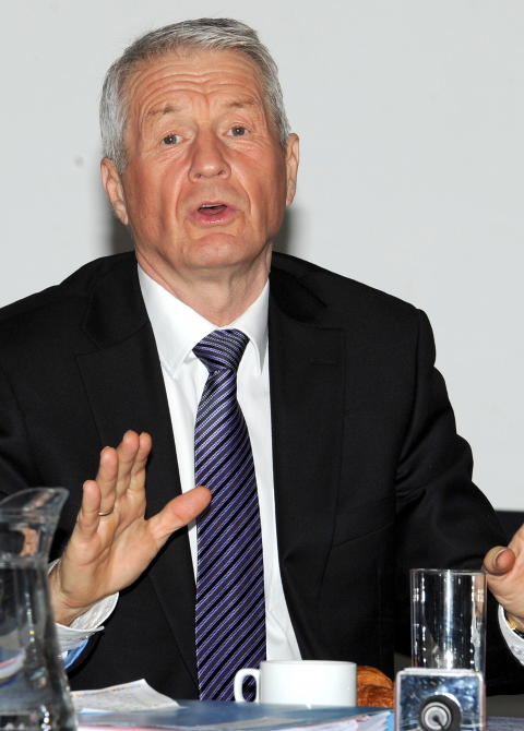 BLE TAUS: Tidligere utenriksminister Thorbj�rn Jagland vil ikke svare p� flere sp�rsm�l ang�ende boka om KGBs operasjoner i Norge og de to ansatte i UD som ble nevnt. Foto:  Keith Hammett / Dagbladet