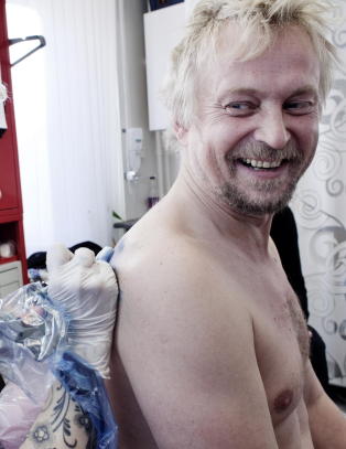 Sjekk hva Dennis Storh�i tatoverte p� skuldra til inntekt for barn i n�d