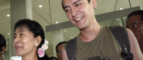 Her treffer Aung San Suu Kyi s�nnen for f�rste gang p� ti �r