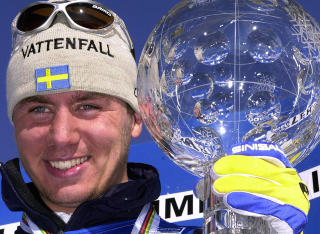 KRITISK: Per Elofsson med trofeet for sammenlagtseieren i verdenscupen etter 8. plass i Birkebeinerrennet 2002. Foto: Heiko Junge, Scanpix