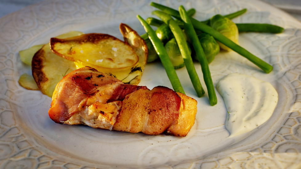 Dette liker de fleste: Laksefileter, med en frakk av bacon, servert med spr�stekte potetskiver, rosenk�l og brekkb�nner.