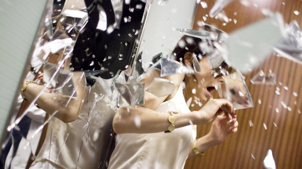 DRAMA I HEISEN: Glasset hagler og blodet flyter i �Devil�.