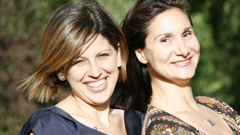 BREVVENNER: Shireen Anabtawi (.t.v.) og Daniela Norris ble venner i Geneve, n� er de tilbake i Israel og kan ikke m�tes ansikt til ansikt. De m� skrive brev. Foto: INES GARCIA BAENA