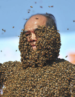 Nei, dette er ikke Kim Jong-il som hilser til folket