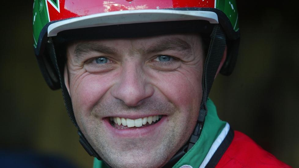 FORN�YD MED ALT. Bj�rn Steinseth forlot en trygg svingstol i banken og valgte sulkysetet. Det angrer han ikke p�. I kveld har han ansvaret for favoritten Moe Linder. Foto: HESTEGUIDEN.COM.