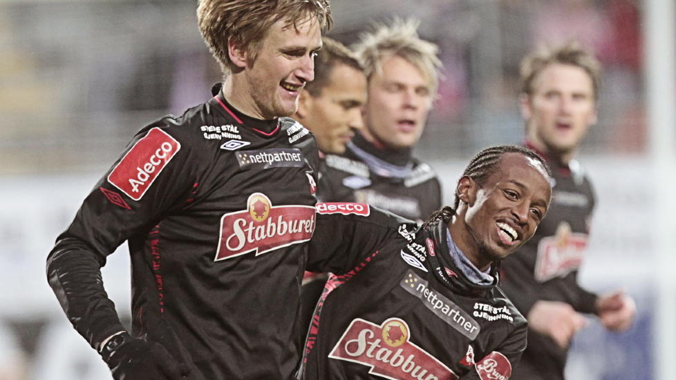 MER ELLER MINDRE TIPPELIGAKLAR: Etter 4-1-seier i H�nefoss m� FFK kollapse totalt for at opprykket skal forkludres. Foto: Her jubles Raio Piiroja (t.v.) og Amin Askar. Foto: Terje Bendiksby / Scanpix