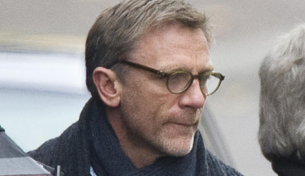 SKAPER HYSTERI: Hollywood-innspillingen av �Menn som hater kvinner� skaper hysteri i Sverige. N� kan deler av filmen bli spilt inn i Norge. Her er Daniel Craig, som spiller Mikael Blomkvist, p� settet i Uppsala. Foto:  FREDRIK SANDBERG / SCANPIX