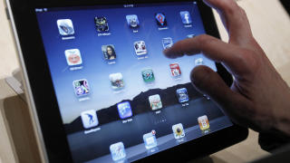 P� IPAD: Apples lesebrett iPad er like om hj�rnet i Norge, men mange nordmenn har allerede skaffet seg lesebrettet i utlandet. Eb�kene fra Digitalbok.no kan leses p� iPad ved hjelp av programmet Bluefire Reader. Foto: SCANPIX /AP Photo/Marcio Jose Sanchez