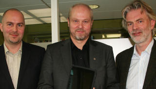 TJUVSTARTER: F.v. Utviklingsansvarlig i Digitalbok Eddy Robertsen, direkt�r i Cappelen Damm �istein Wahl og administrerende direkt�r i Cappelen Damm Tom Harald Jensen informerte om det norske ebokslippet p� et pressem�te i dag. Foto: MARIE L. KLEVE
