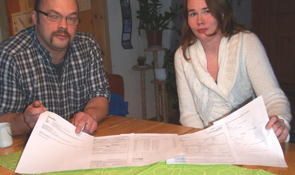 REAGERER: B�ndene Kurt Klaussen og May Doris H�konsen reagerer p� at hvem som helst kan bestille postlister fra Balsfjord kommune som inneholder sensitive personopplysninger om dem. Foto: Lill-Karin Nyland/ Nye Troms