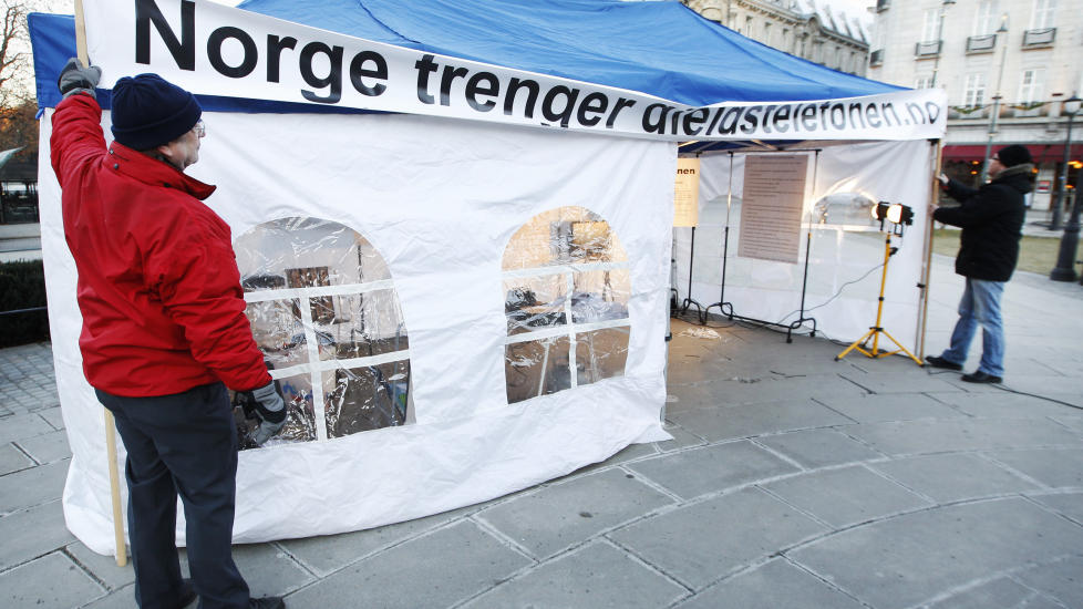 GJELDSPROBLEM: Georg R�nning (t.v.), daglig leder i Foreningen Fattignorge, og informasjonsr�dgiver Per Magne Thalberg setter opp banner p� Eidsvolls plass foran Stortinget torsdag. Foreningen Fattignorge har startet tjenesten gjeldstelefonen.no.
Foto: Erlend Aas / Scanpix