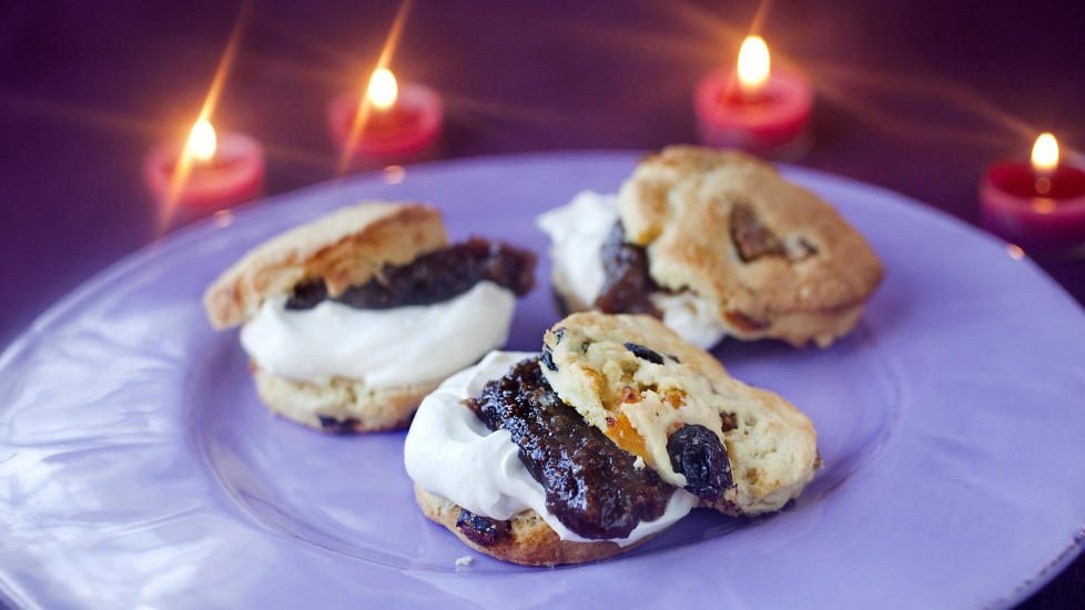 Scones: Fylt med syltet�y blir smaken en helt annen enn den hverdagslige.