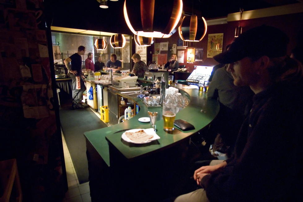 F�R UBEGRENSET �PNINGSTID?: Tradisjonsrike Teddy's Soft Bar i Oslo sentrum har mange stamkunder, hvorav en hel del nok kunne tenke seg � kj�pe �l ogs� etter klokka 03. Foto: John T. Pedersen/Dagbladet