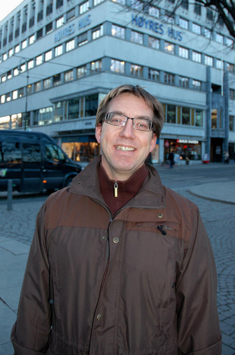 FRISKT UTSPILL: Rune Aale-Hansen i Oslo H�yre mener bestemt at br�ket i Oslo sentrum om natta vil bli kraftig redusert dersom lokallaget f�r gjennomslag for forslaget om uinnskrenkede skjenketider og oppheving av skjenkeringen. Her foran H�yres Hus, som for �vrig ogs� huser det kjente dansestedet Frascati. Foto: Bj�rn Ove Fjellandsb�