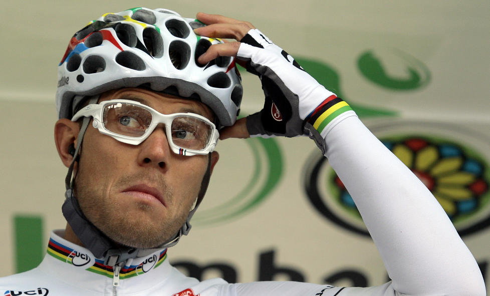 HJALP LAGKAMERAT TIL SEIER: Thor Hushovd tok p� seg rollen som opptrekker for Tyler Farrar. Foto: Reuters / Alessandro Garofalo / Scanpix