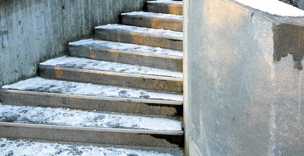 FEI FOR EGEN TRAPP: Det aller beste er � holde sn�en unna trappetrinnene. Har isen f�rst lagt seg, er en god spade fin f�rstehjelp. Illustrasjonsfoto: Colourbox.com