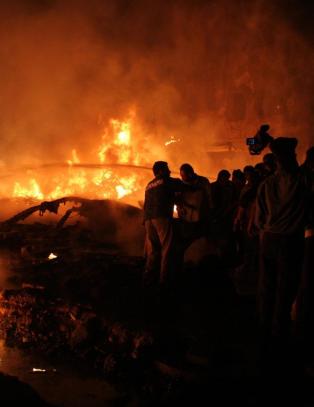 Lastefly styrtet i boligomr�de i Karachi